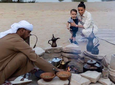 Santiago Enrique Bastón with her mother Eva Longoria watching the process of making the Arabic tea.